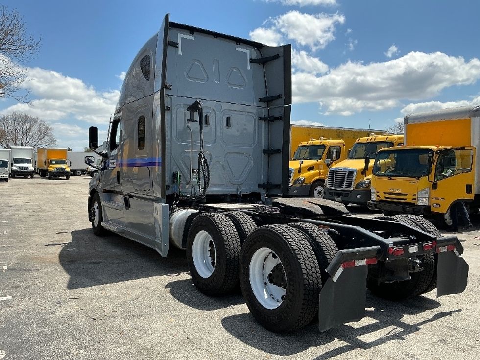 Sleeper Tractor-Heavy Duty Tractors-Freightliner-2023-T12664ST-Medley-FL-448,031\n\t\tmiles-$ 83,500 - Image 5