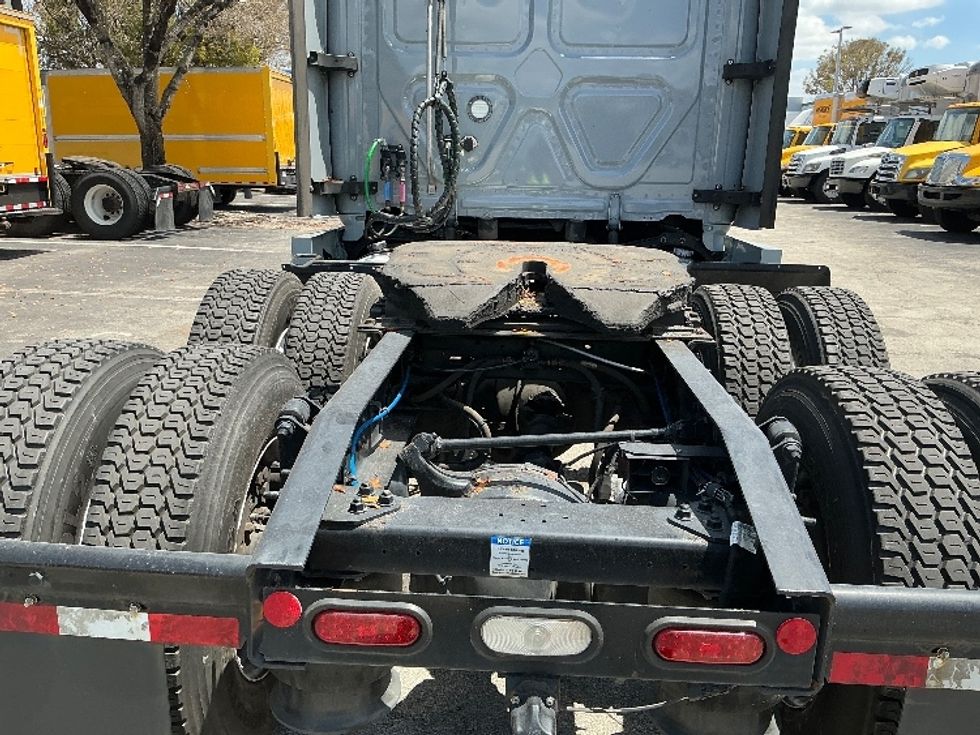 Sleeper Tractor-Heavy Duty Tractors-Freightliner-2023-T12664ST-Medley-FL-448,031\n\t\tmiles-$ 83,500 - Image 6