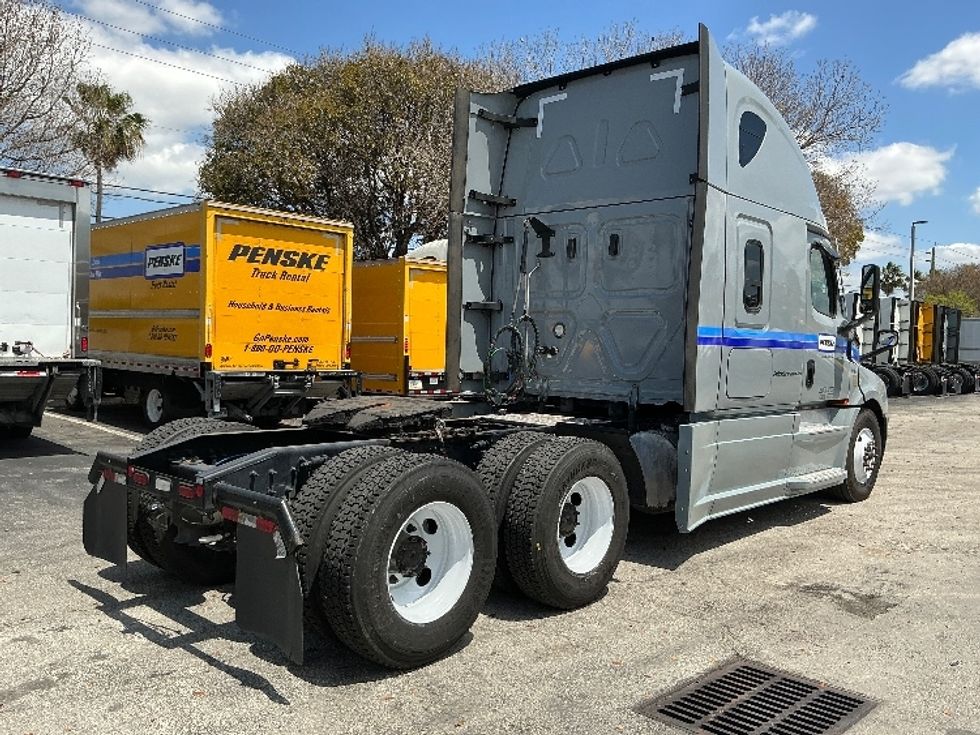 Sleeper Tractor-Heavy Duty Tractors-Freightliner-2023-T12664ST-Medley-FL-448,031\n\t\tmiles-$ 83,500 - Image 7