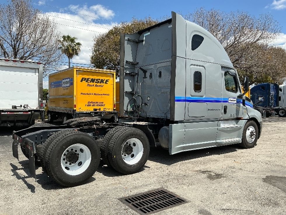 Sleeper Tractor-Heavy Duty Tractors-Freightliner-2023-T12664ST-Medley-FL-448,031\n\t\tmiles-$ 83,500 - Image 8