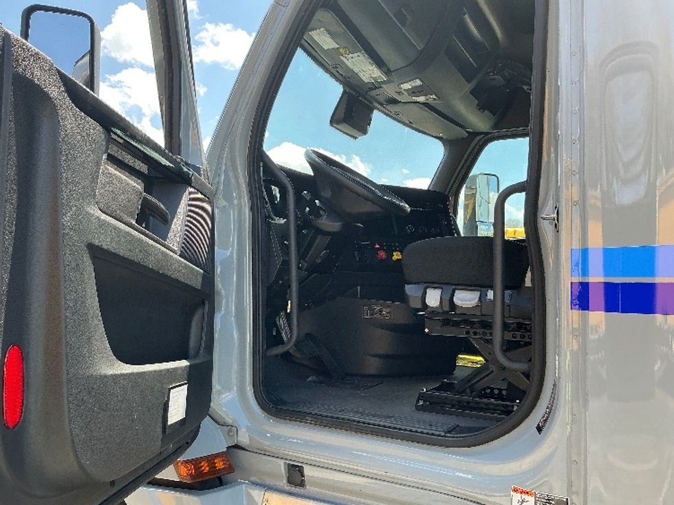 Sleeper Tractor-Heavy Duty Tractors-Freightliner-2023-T12664ST-Medley-FL-448,031\n\t\tmiles-$ 83,500 - Image 9