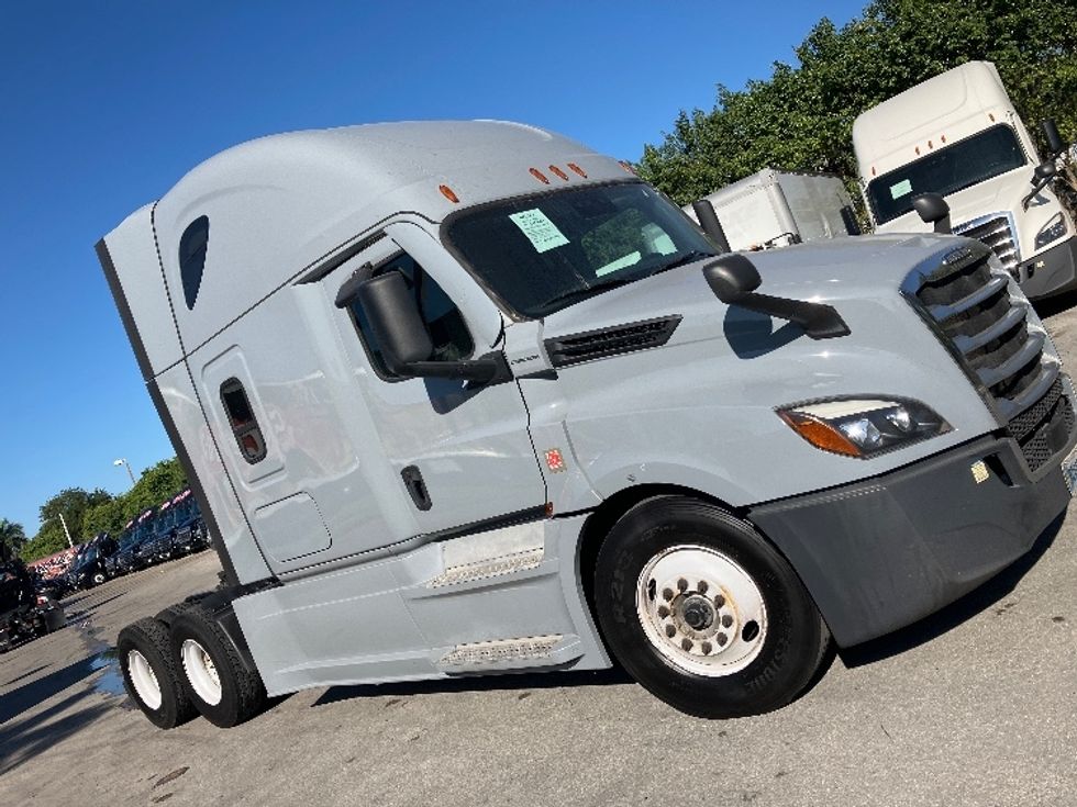 Sleeper Tractor-Heavy Duty Tractors-Freightliner-2023-T12664ST-Medley-FL-495,638\n\t\tmiles-$ 79,500 - Image 1