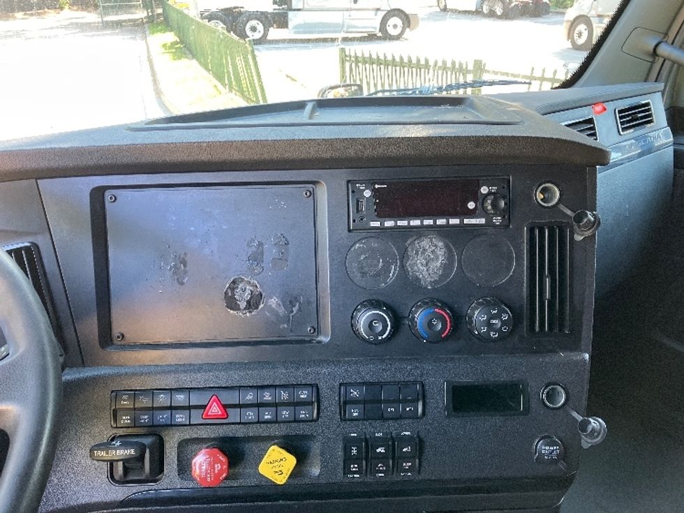 Sleeper Tractor-Heavy Duty Tractors-Freightliner-2023-T12664ST-Medley-FL-495,638\n\t\tmiles-$ 79,500 - Image 12