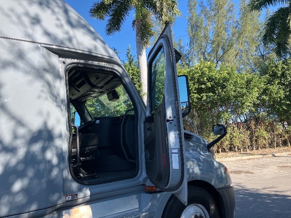 Sleeper Tractor-Heavy Duty Tractors-Freightliner-2023-T12664ST-Medley-FL-495,638\n\t\tmiles-$ 79,500 - Image 13