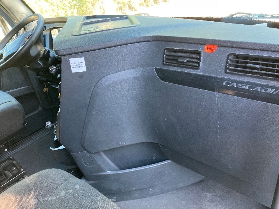 Sleeper Tractor-Heavy Duty Tractors-Freightliner-2023-T12664ST-Medley-FL-495,638\n\t\tmiles-$ 79,500 - Image 15