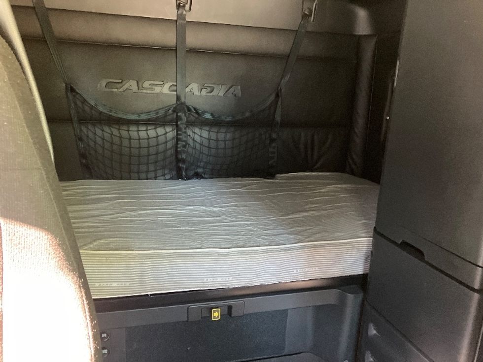 Sleeper Tractor-Heavy Duty Tractors-Freightliner-2023-T12664ST-Medley-FL-495,638\n\t\tmiles-$ 79,500 - Image 16