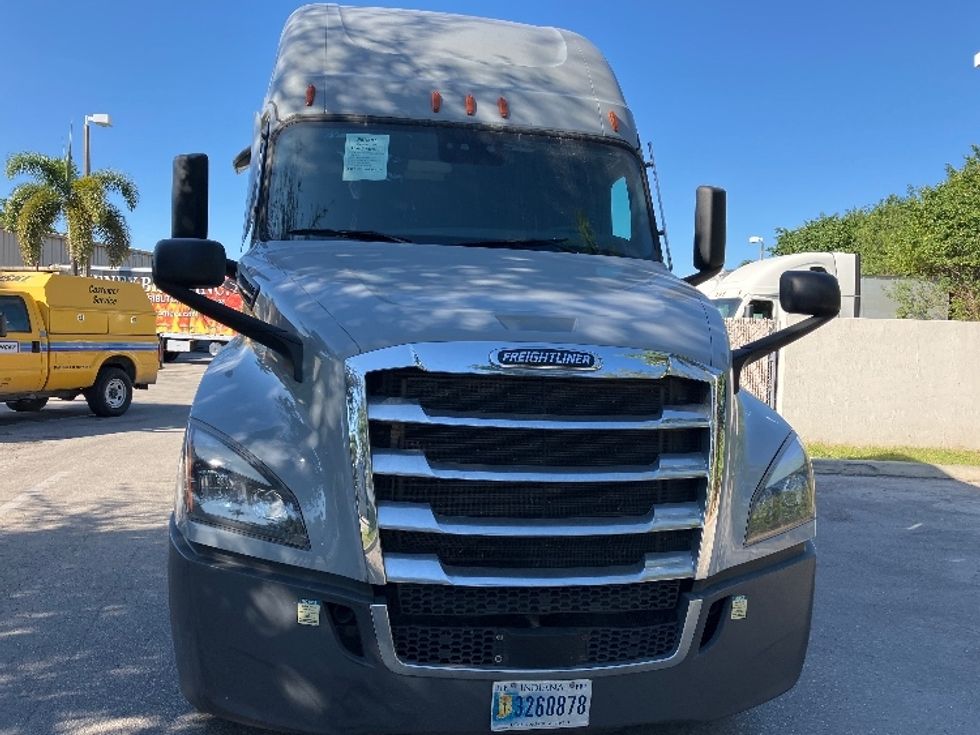 Sleeper Tractor-Heavy Duty Tractors-Freightliner-2023-T12664ST-Medley-FL-495,638\n\t\tmiles-$ 79,500 - Image 2