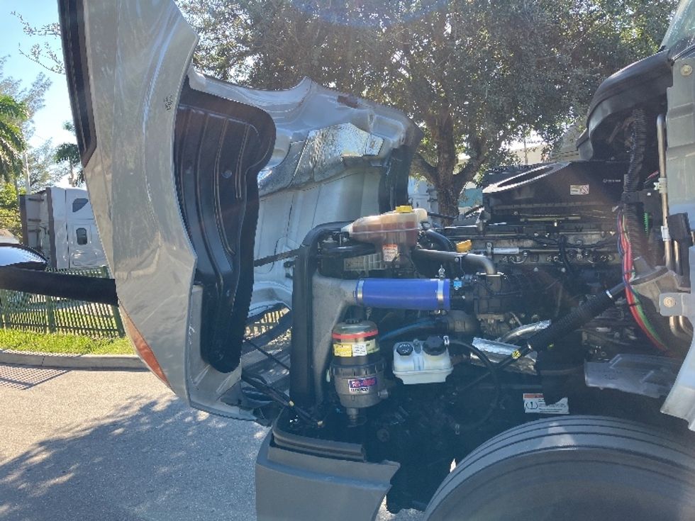 Sleeper Tractor-Heavy Duty Tractors-Freightliner-2023-T12664ST-Medley-FL-495,638\n\t\tmiles-$ 79,500 - Image 21