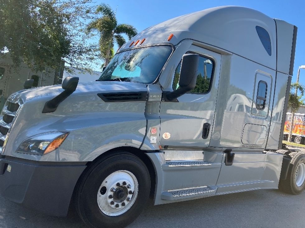 Sleeper Tractor-Heavy Duty Tractors-Freightliner-2023-T12664ST-Medley-FL-495,638\n\t\tmiles-$ 79,500 - Image 3