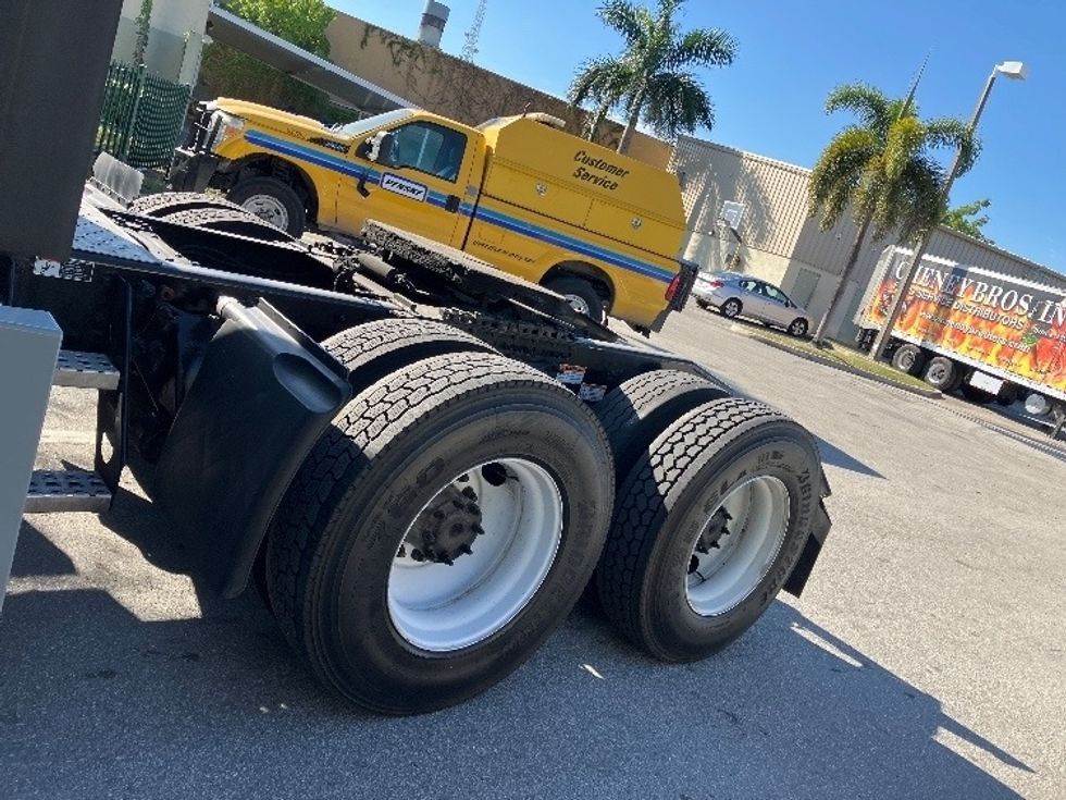 Sleeper Tractor-Heavy Duty Tractors-Freightliner-2023-T12664ST-Medley-FL-495,638\n\t\tmiles-$ 79,500 - Image 5