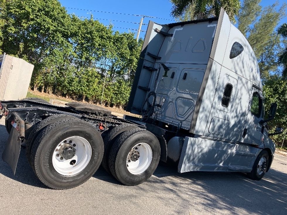 Sleeper Tractor-Heavy Duty Tractors-Freightliner-2023-T12664ST-Medley-FL-495,638\n\t\tmiles-$ 79,500 - Image 7