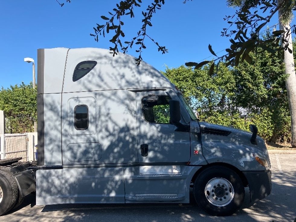 Sleeper Tractor-Heavy Duty Tractors-Freightliner-2023-T12664ST-Medley-FL-495,638\n\t\tmiles-$ 79,500 - Image 8