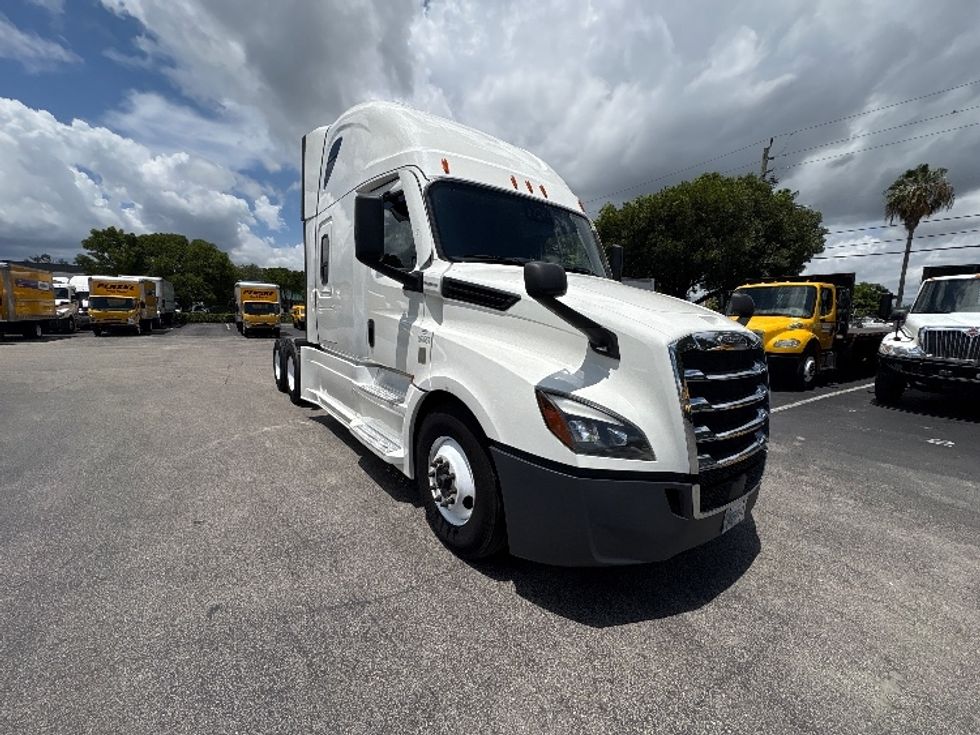 Sleeper Tractor-Heavy Duty Tractors-Freightliner-2023-T12664ST-Medley-FL-608,169\n\t\tmiles-$ 67,750 - Image 1