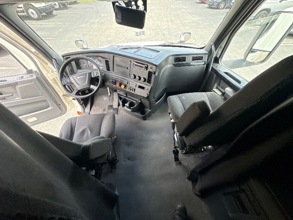 Sleeper Tractor-Heavy Duty Tractors-Freightliner-2023-T12664ST-Medley-FL-608,169\n\t\tmiles-$ 67,750 - Image 12