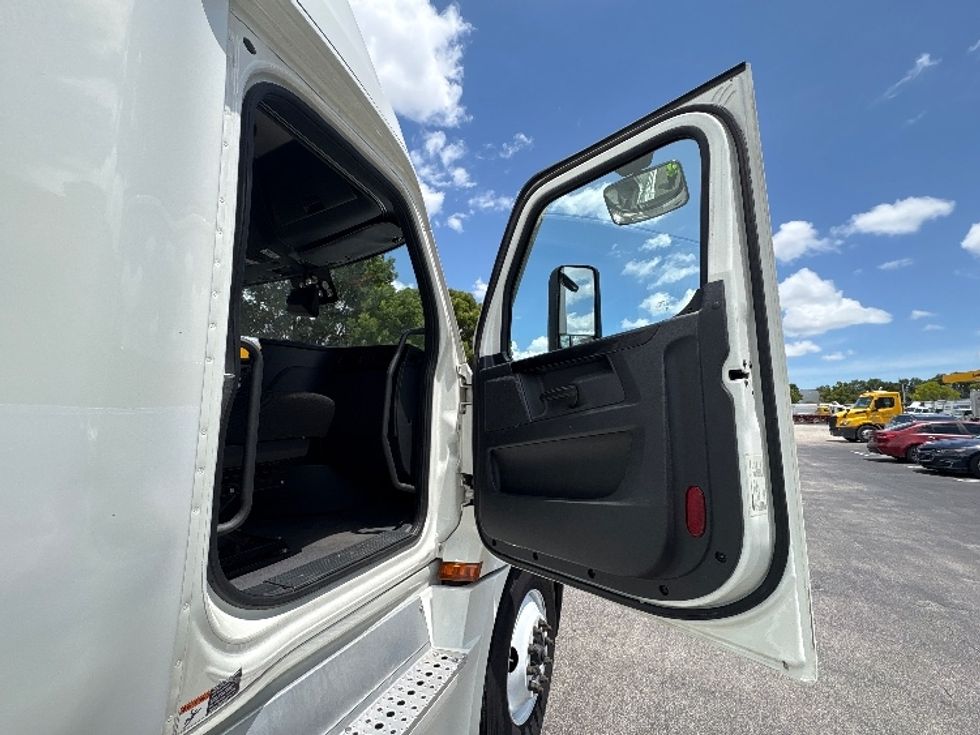 Sleeper Tractor-Heavy Duty Tractors-Freightliner-2023-T12664ST-Medley-FL-608,169\n\t\tmiles-$ 67,750 - Image 13