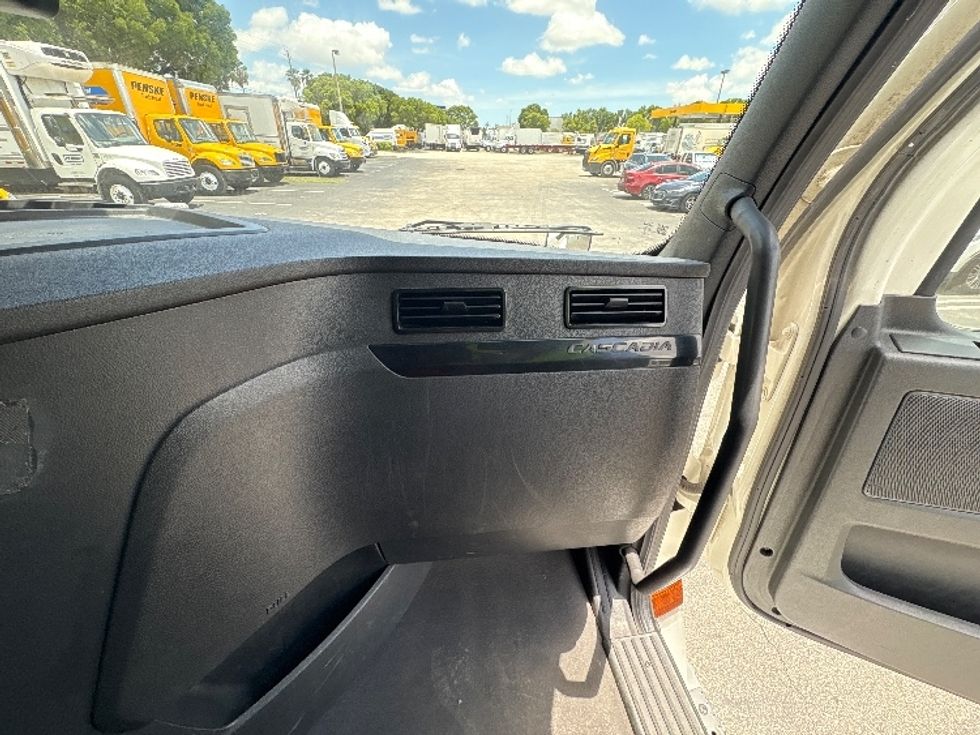 Sleeper Tractor-Heavy Duty Tractors-Freightliner-2023-T12664ST-Medley-FL-608,169\n\t\tmiles-$ 67,750 - Image 14