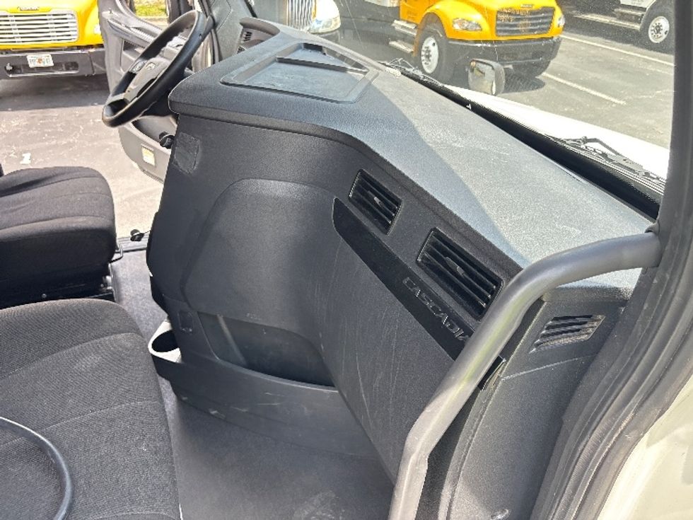 Sleeper Tractor-Heavy Duty Tractors-Freightliner-2023-T12664ST-Medley-FL-608,169\n\t\tmiles-$ 67,750 - Image 15