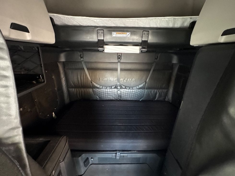 Sleeper Tractor-Heavy Duty Tractors-Freightliner-2023-T12664ST-Medley-FL-608,169\n\t\tmiles-$ 67,750 - Image 16