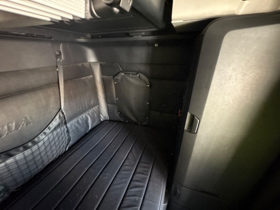 Sleeper Tractor-Heavy Duty Tractors-Freightliner-2023-T12664ST-Medley-FL-608,169\n\t\tmiles-$ 67,750 - Image 18