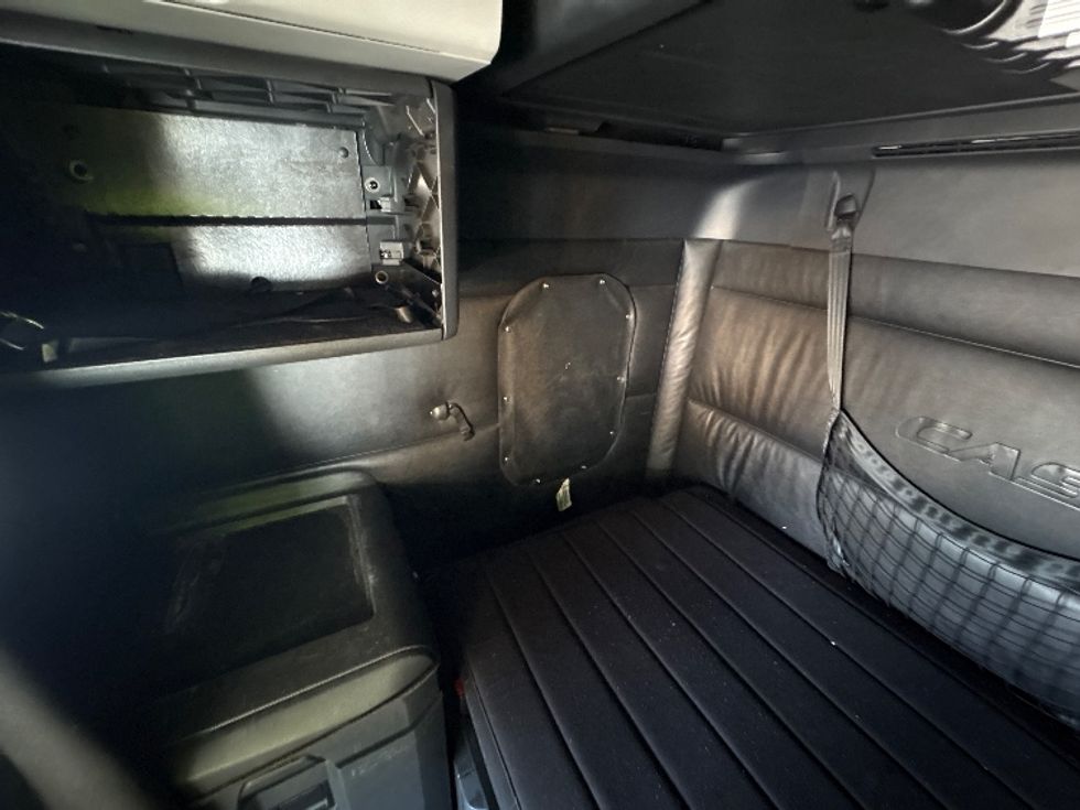 Sleeper Tractor-Heavy Duty Tractors-Freightliner-2023-T12664ST-Medley-FL-608,169\n\t\tmiles-$ 67,750 - Image 19