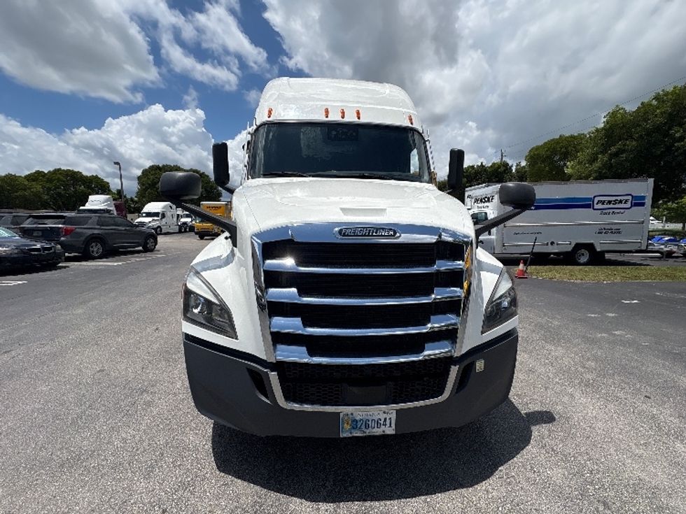 Sleeper Tractor-Heavy Duty Tractors-Freightliner-2023-T12664ST-Medley-FL-608,169\n\t\tmiles-$ 67,750 - Image 2