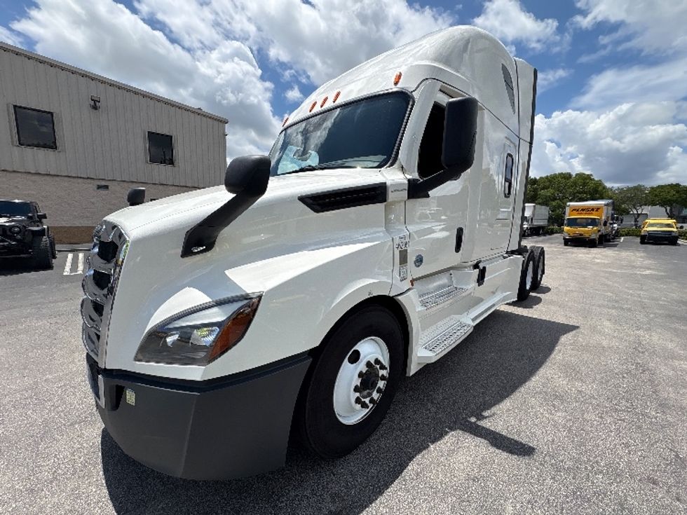 Sleeper Tractor-Heavy Duty Tractors-Freightliner-2023-T12664ST-Medley-FL-608,169\n\t\tmiles-$ 67,750 - Image 3