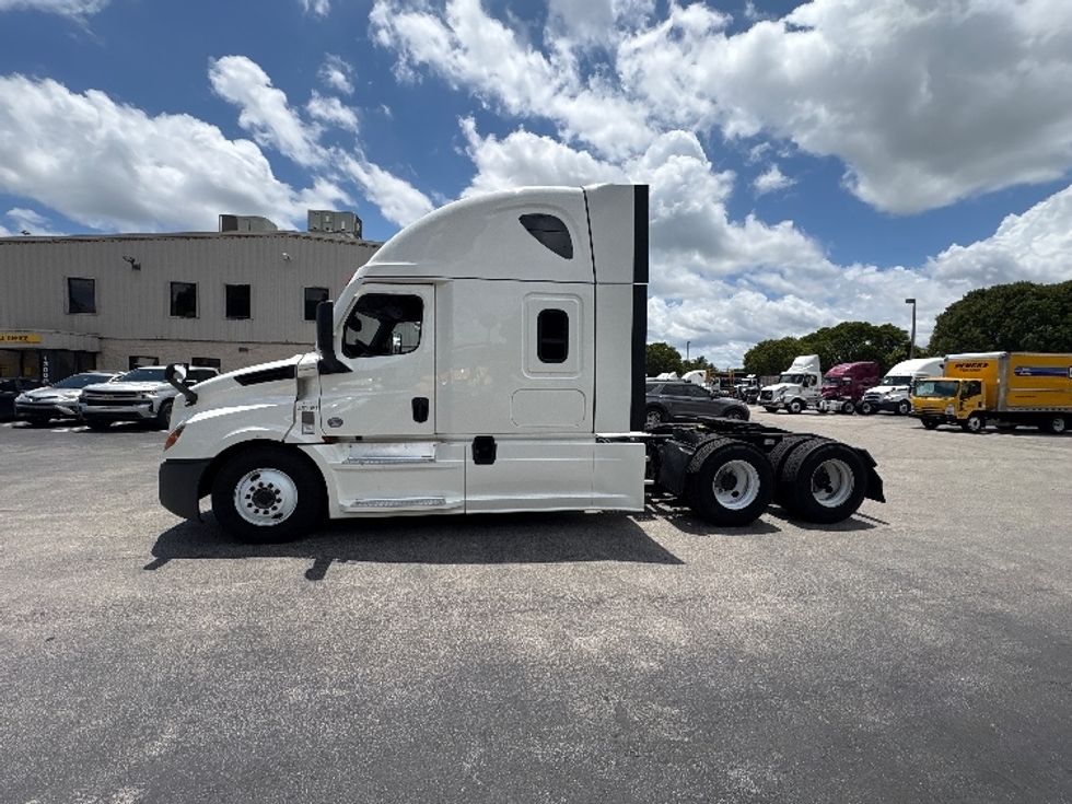 Sleeper Tractor-Heavy Duty Tractors-Freightliner-2023-T12664ST-Medley-FL-608,169\n\t\tmiles-$ 67,750 - Image 4