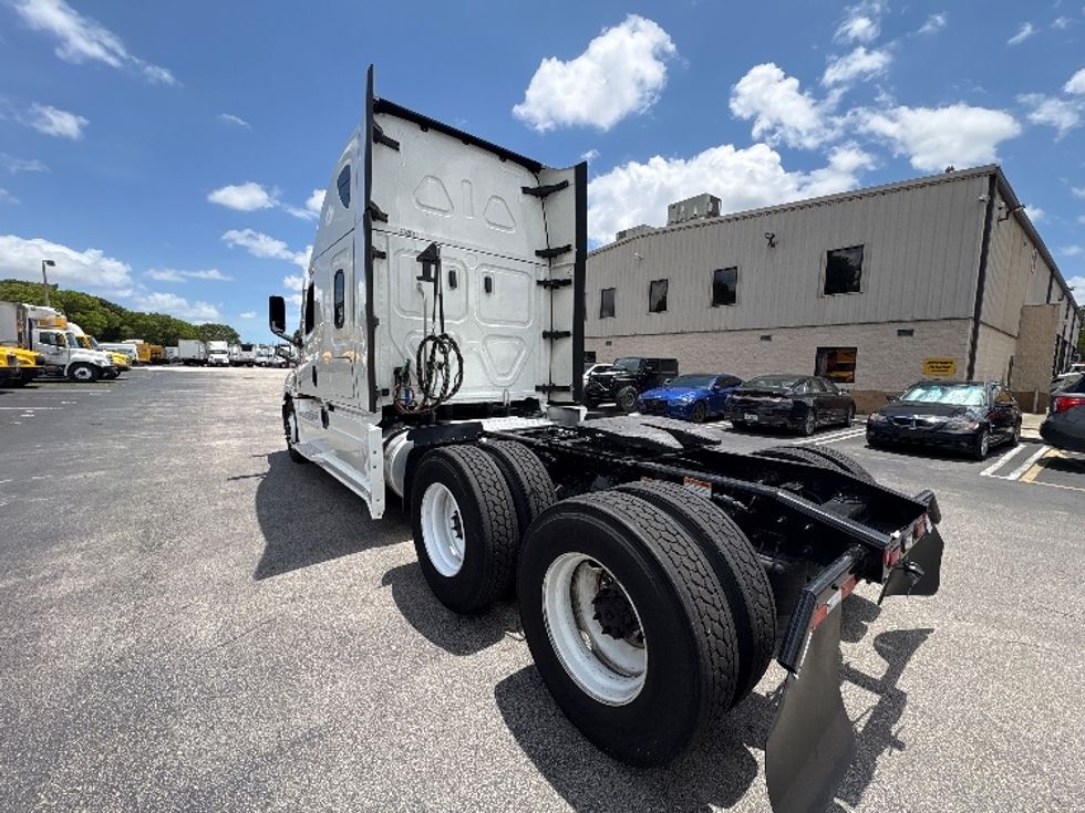 Sleeper Tractor-Heavy Duty Tractors-Freightliner-2023-T12664ST-Medley-FL-608,169\n\t\tmiles-$ 67,750 - Image 5