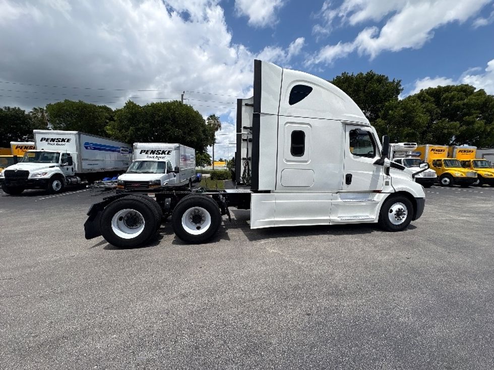 Sleeper Tractor-Heavy Duty Tractors-Freightliner-2023-T12664ST-Medley-FL-608,169\n\t\tmiles-$ 67,750 - Image 8