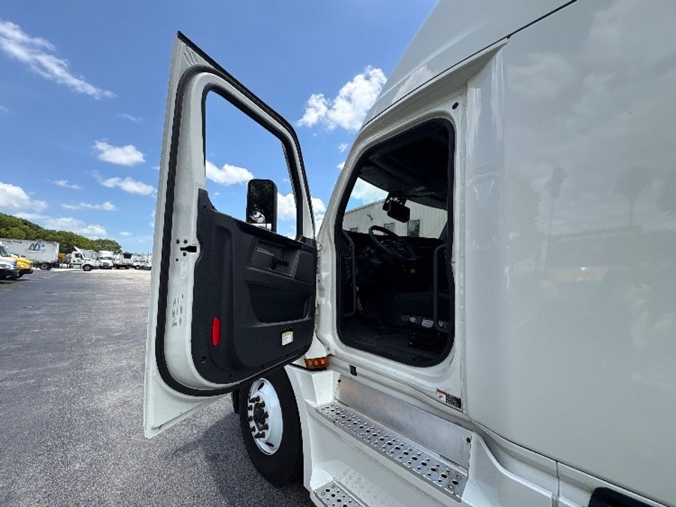 Sleeper Tractor-Heavy Duty Tractors-Freightliner-2023-T12664ST-Medley-FL-608,169\n\t\tmiles-$ 67,750 - Image 9