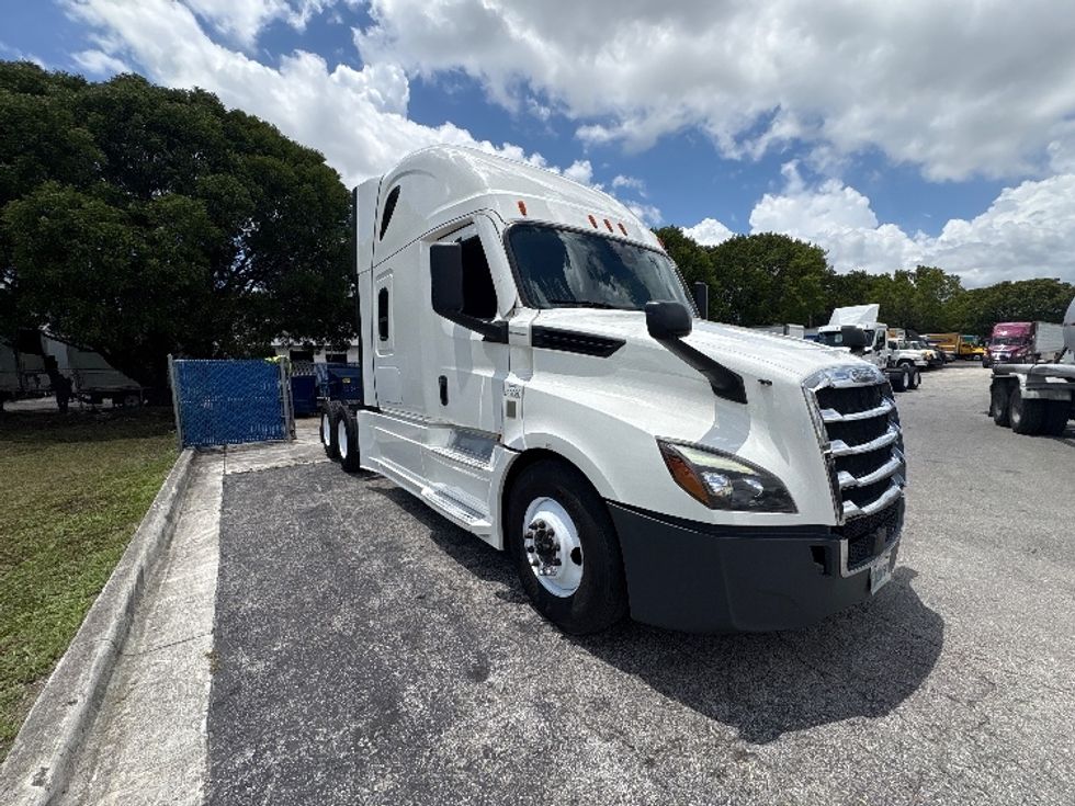 Sleeper Tractor-Heavy Duty Tractors-Freightliner-2023-T12664ST-Medley-FL-639,981\n\t\tmiles-$ 65,000 - Image 1