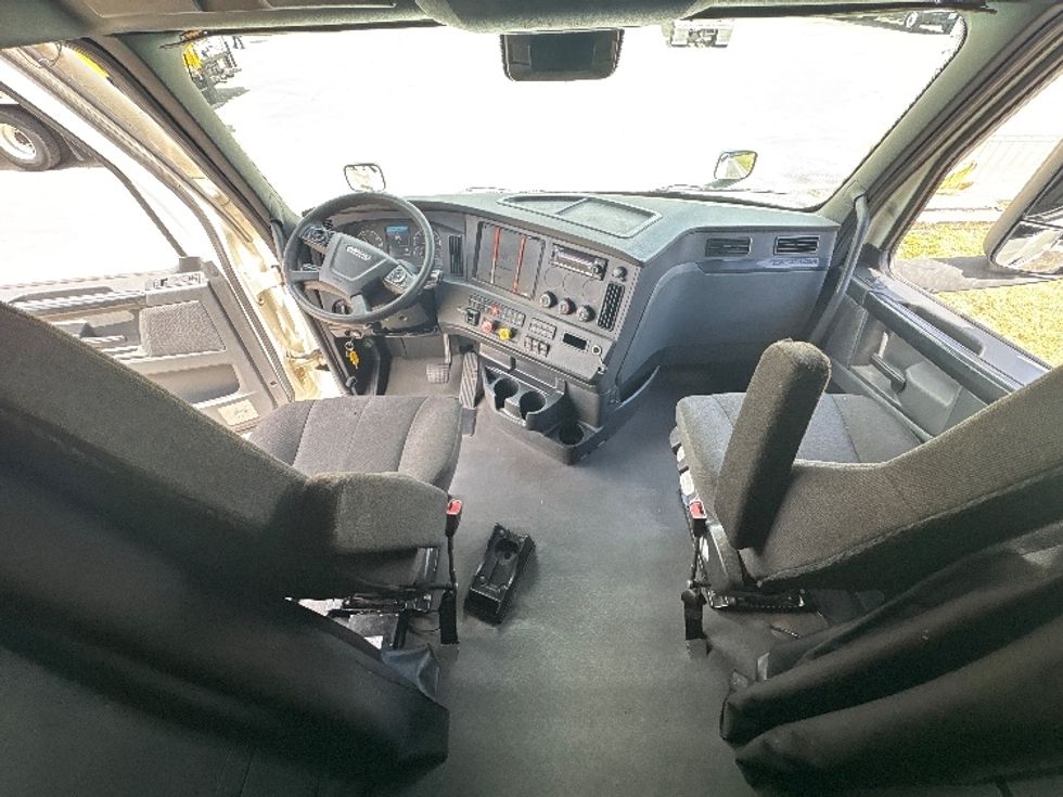 Sleeper Tractor-Heavy Duty Tractors-Freightliner-2023-T12664ST-Medley-FL-639,981\n\t\tmiles-$ 65,000 - Image 12