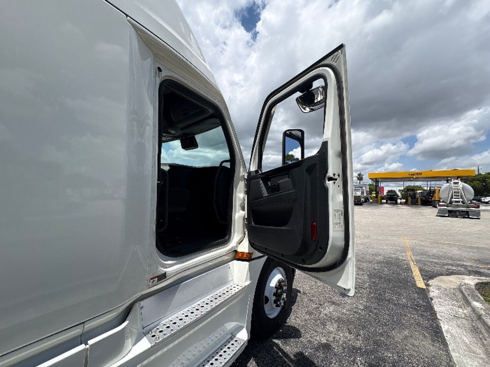 Sleeper Tractor-Heavy Duty Tractors-Freightliner-2023-T12664ST-Medley-FL-639,981\n\t\tmiles-$ 65,000 - Image 13