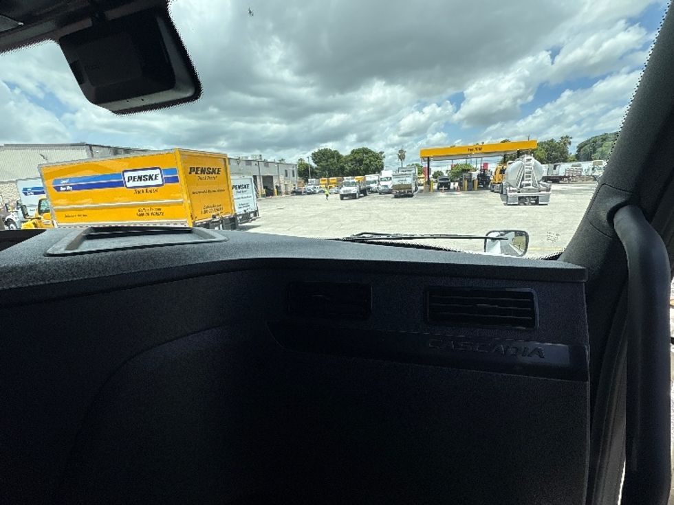 Sleeper Tractor-Heavy Duty Tractors-Freightliner-2023-T12664ST-Medley-FL-639,981\n\t\tmiles-$ 65,000 - Image 14