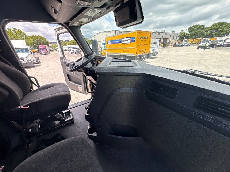 Sleeper Tractor-Heavy Duty Tractors-Freightliner-2023-T12664ST-Medley-FL-639,981\n\t\tmiles-$ 65,000 - Image 15