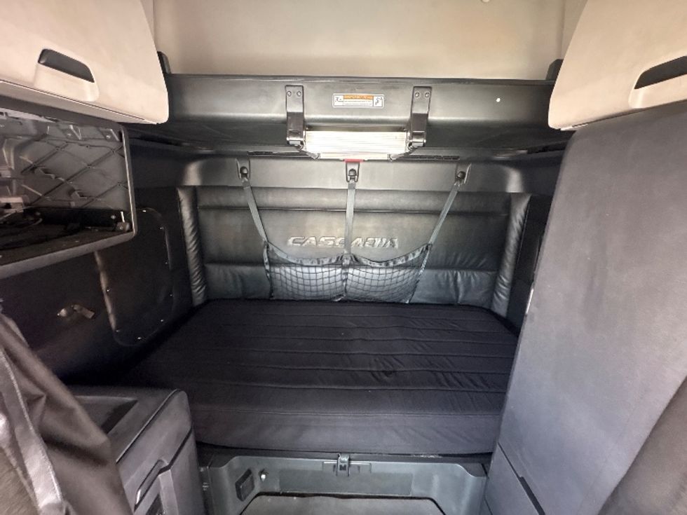 Sleeper Tractor-Heavy Duty Tractors-Freightliner-2023-T12664ST-Medley-FL-639,981\n\t\tmiles-$ 65,000 - Image 16