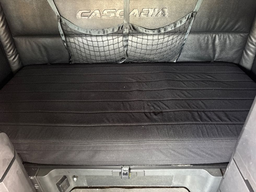 Sleeper Tractor-Heavy Duty Tractors-Freightliner-2023-T12664ST-Medley-FL-639,981\n\t\tmiles-$ 65,000 - Image 17