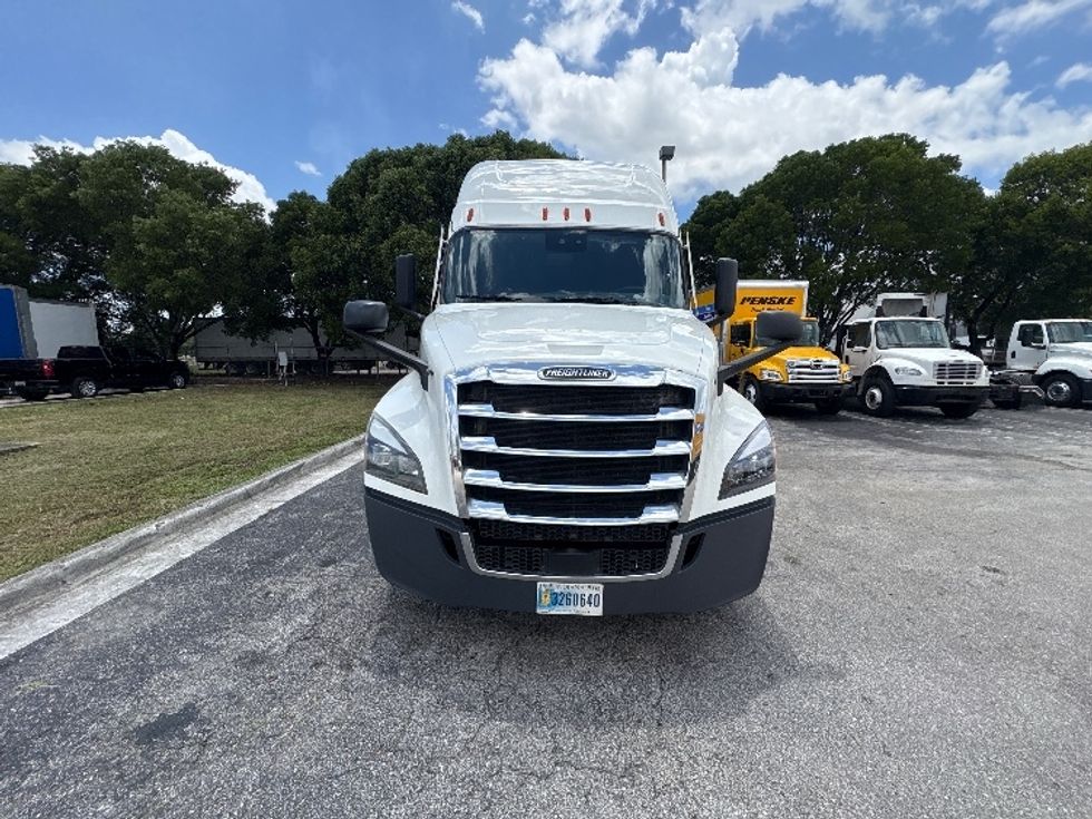 Sleeper Tractor-Heavy Duty Tractors-Freightliner-2023-T12664ST-Medley-FL-639,981\n\t\tmiles-$ 65,000 - Image 2