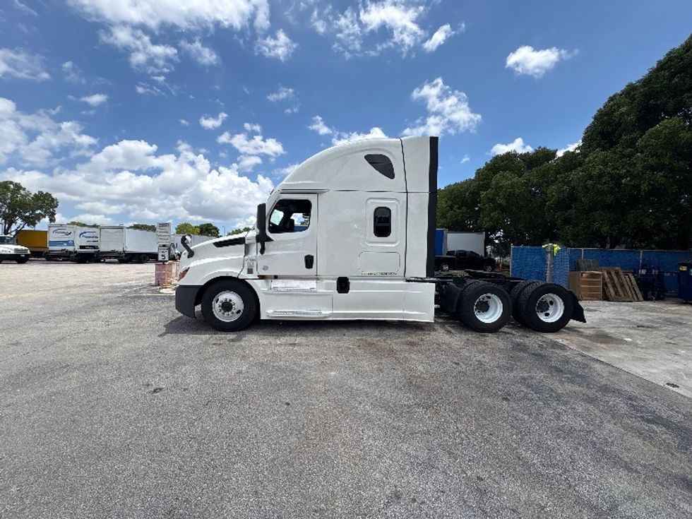 Sleeper Tractor-Heavy Duty Tractors-Freightliner-2023-T12664ST-Medley-FL-639,981\n\t\tmiles-$ 65,000 - Image 4