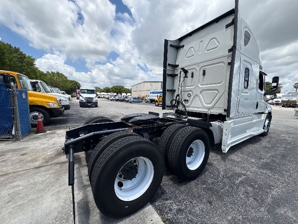 Sleeper Tractor-Heavy Duty Tractors-Freightliner-2023-T12664ST-Medley-FL-639,981\n\t\tmiles-$ 65,000 - Image 7