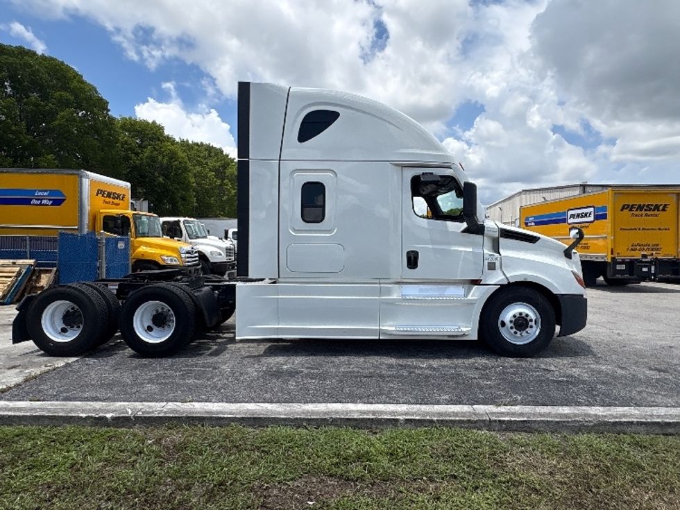 Sleeper Tractor-Heavy Duty Tractors-Freightliner-2023-T12664ST-Medley-FL-639,981\n\t\tmiles-$ 65,000 - Image 8