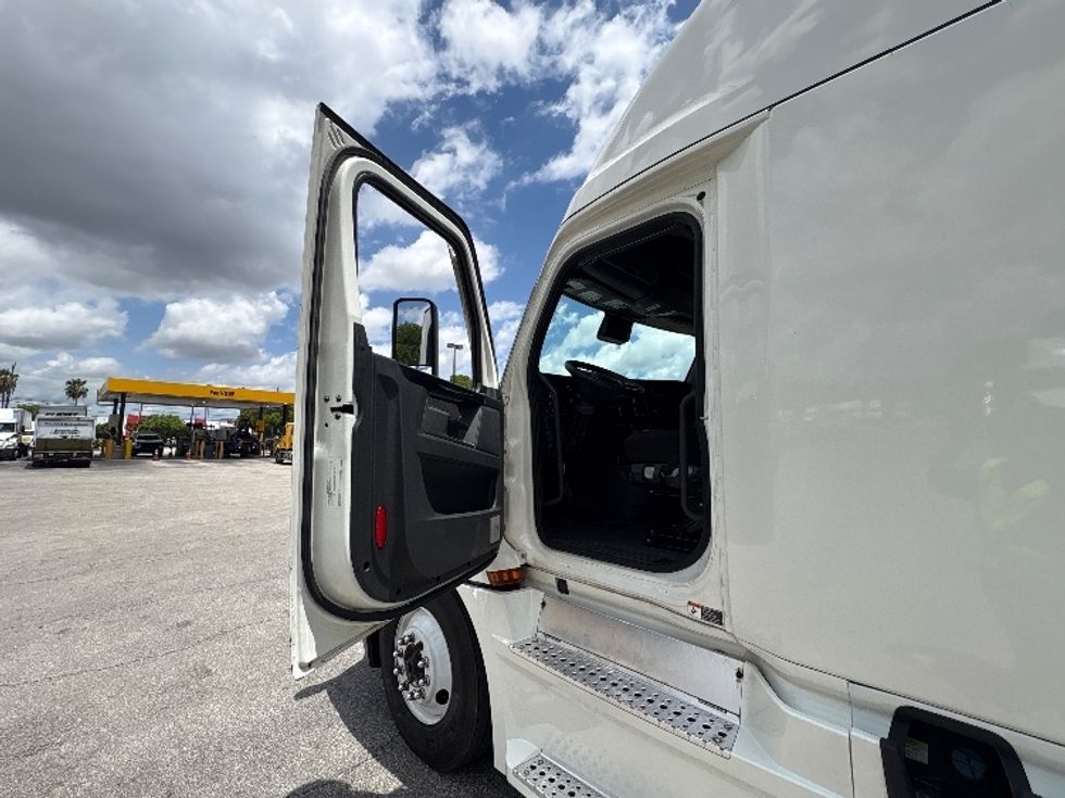 Sleeper Tractor-Heavy Duty Tractors-Freightliner-2023-T12664ST-Medley-FL-639,981\n\t\tmiles-$ 65,000 - Image 9