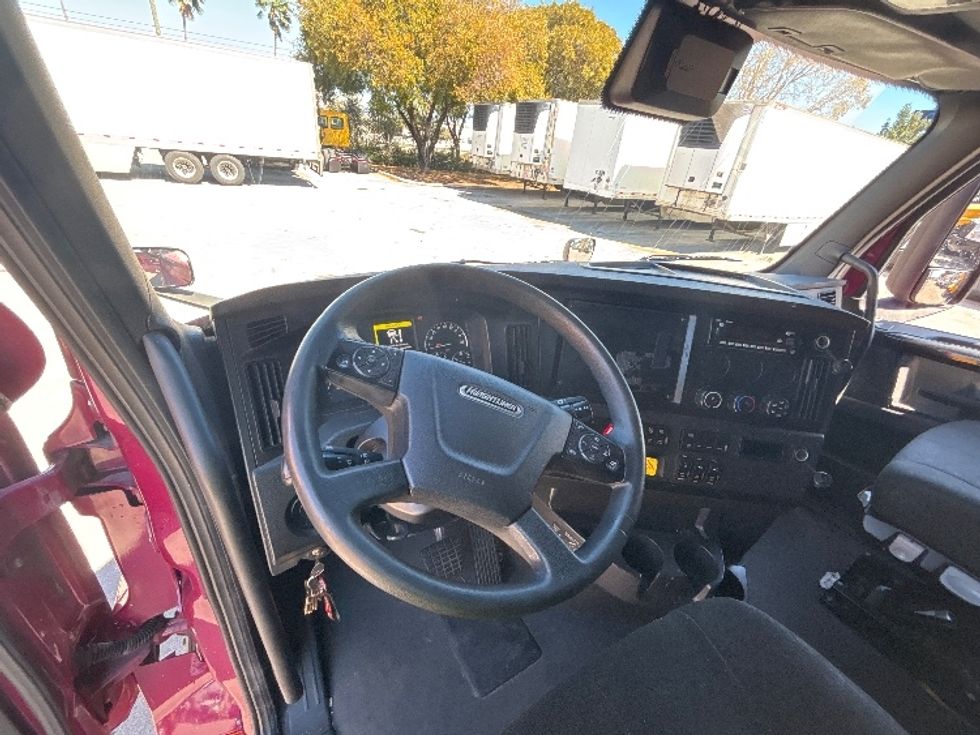 Sleeper Tractor-Heavy Duty Tractors-Freightliner-2023-T12664ST-Medley-FL-726,993\n\t\tmiles-$ 49,500 - Image 10