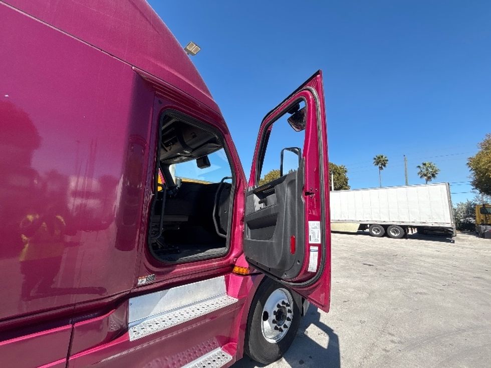 Sleeper Tractor-Heavy Duty Tractors-Freightliner-2023-T12664ST-Medley-FL-726,993\n\t\tmiles-$ 49,500 - Image 13