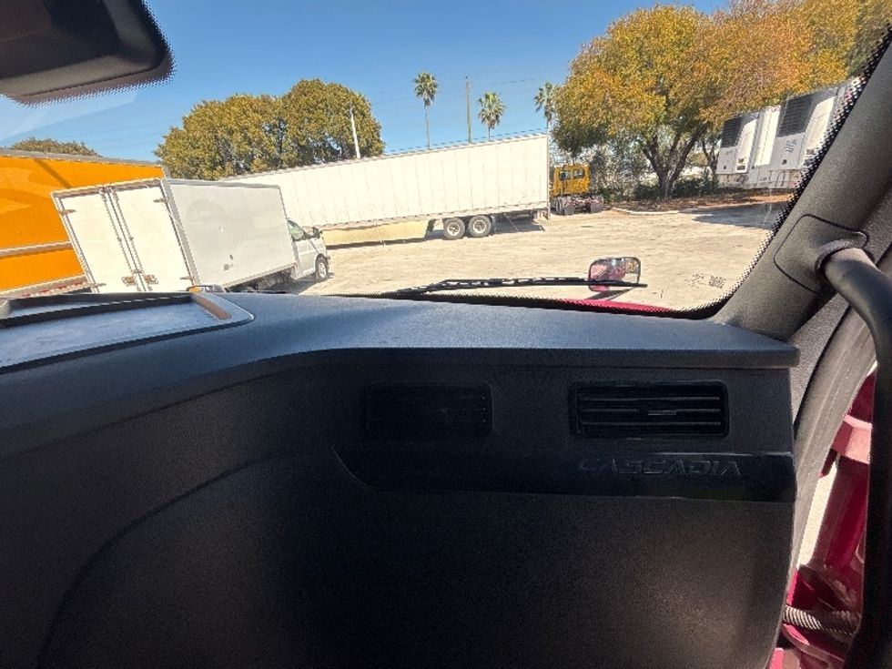 Sleeper Tractor-Heavy Duty Tractors-Freightliner-2023-T12664ST-Medley-FL-726,993\n\t\tmiles-$ 49,500 - Image 14