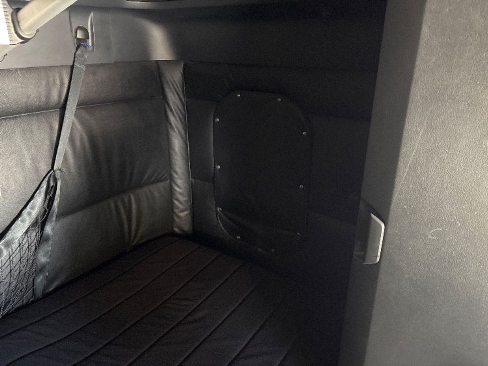 Sleeper Tractor-Heavy Duty Tractors-Freightliner-2023-T12664ST-Medley-FL-726,993\n\t\tmiles-$ 49,500 - Image 16