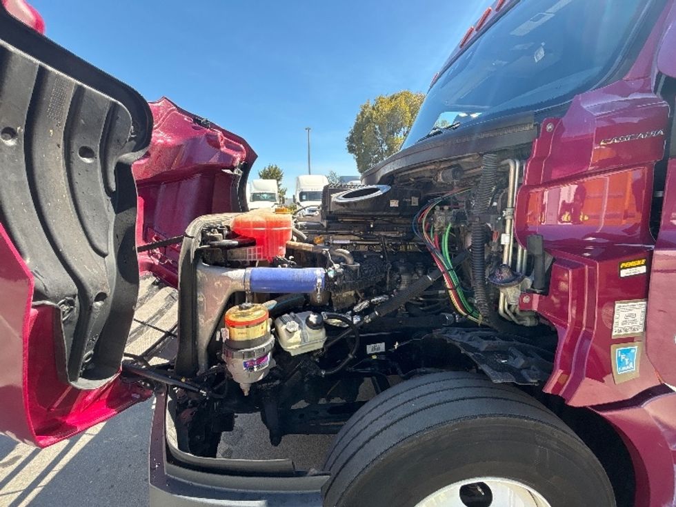 Sleeper Tractor-Heavy Duty Tractors-Freightliner-2023-T12664ST-Medley-FL-726,993\n\t\tmiles-$ 49,500 - Image 19