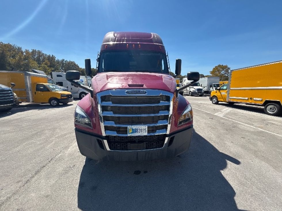 Sleeper Tractor-Heavy Duty Tractors-Freightliner-2023-T12664ST-Medley-FL-726,993\n\t\tmiles-$ 49,500 - Image 2