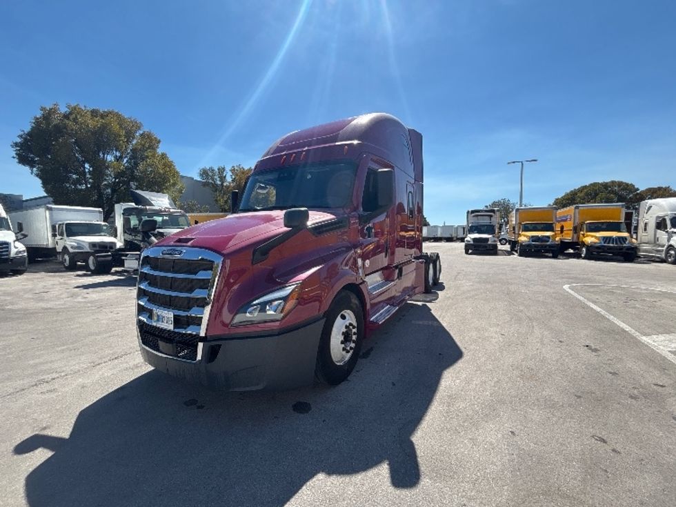 Sleeper Tractor-Heavy Duty Tractors-Freightliner-2023-T12664ST-Medley-FL-726,993\n\t\tmiles-$ 49,500 - Image 3