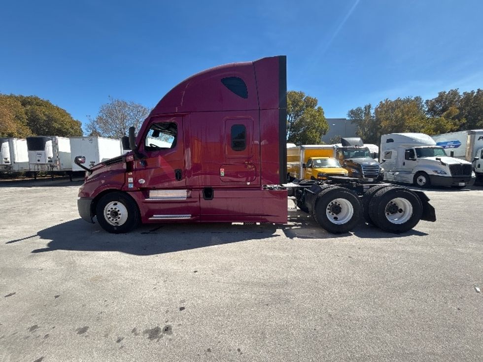 Sleeper Tractor-Heavy Duty Tractors-Freightliner-2023-T12664ST-Medley-FL-726,993\n\t\tmiles-$ 49,500 - Image 4